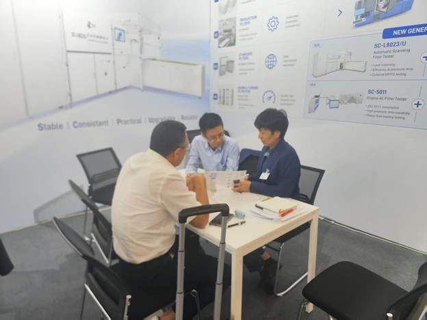 Discusiones técnicas presenciales centradas en filtros específicos, estándares, y requisitos de prueba